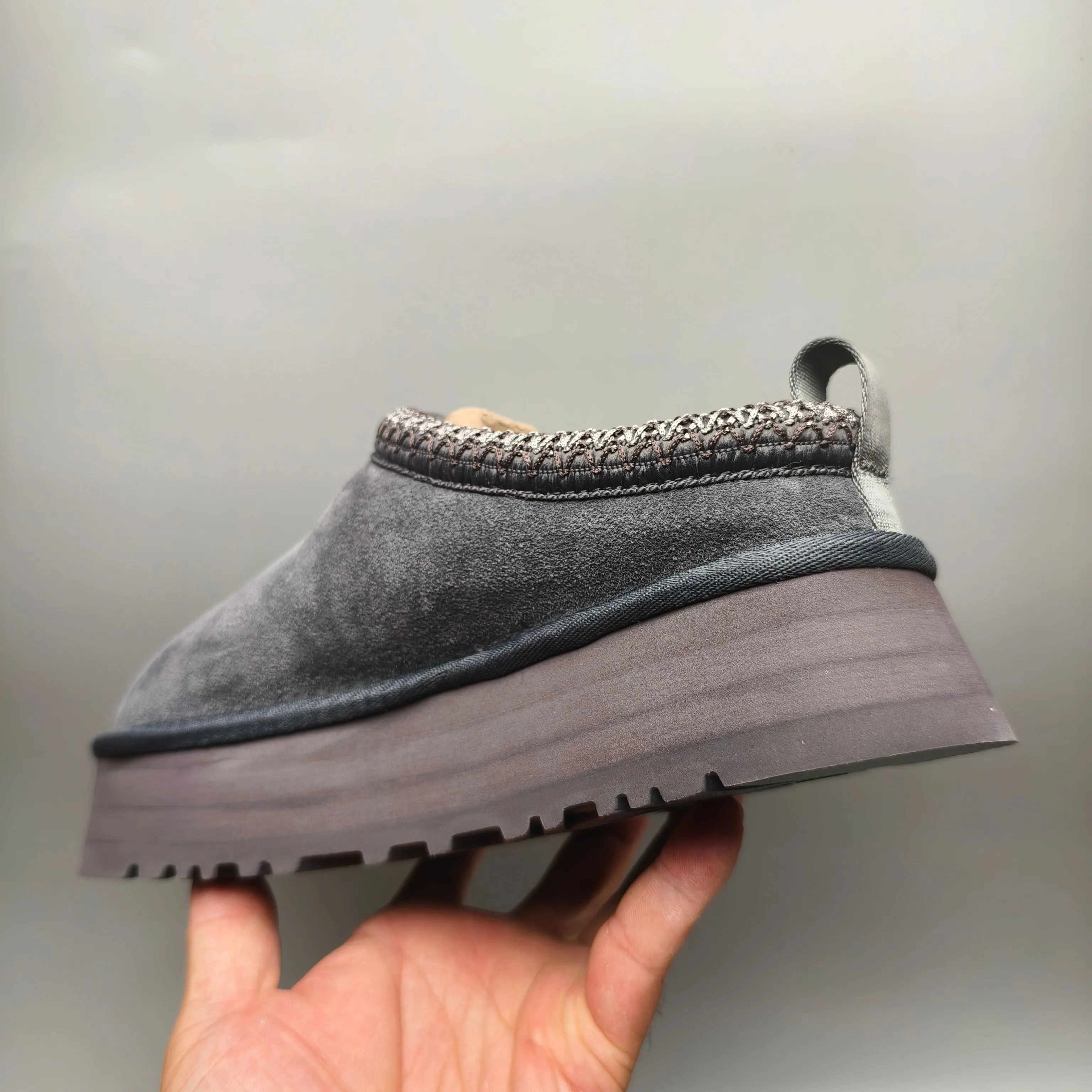 💰440 UGG sheepskin all-in-one snow boots 2553 co-branded national trend style thick-soled one-leg women’s snow boots🐾~ 🍭 A co-branded trendy item launched with well-known designer brands Feng Chen Wang and TELFAR. Zhou Dongyu & Wang Jiaer’s same style Fang Kete boots. The slip-on design makes it easy to put on and take off, and can be used indoors or outdoors. The exotic edging design is eye-catching, and it is definitely worth buying~ 🍭Material: cowhide➕sheep fur Outsole: rubber (light wing technology) 🍭Color: black, maroon, sand, dark green, light gray, chocolate, beige, walnut, brown, dark gray, red 🍭Number of codes: 35-42